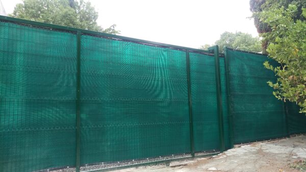 Cortina de privacidad con ojillos de Malla.mx, tamaño 1.83x15.24 m en verde oscuro, garantizando seguridad y discreción en México.