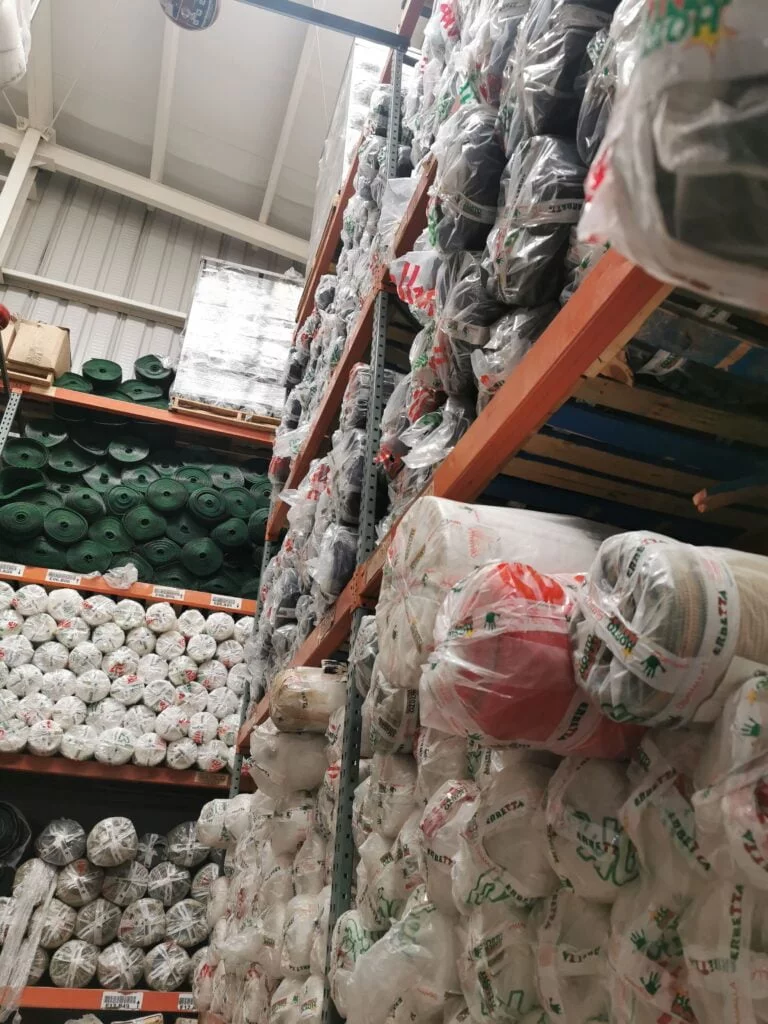 En HORTOMALLAS® nos comprometemos a tener el más amplio surtido de mallas agrícolas de plástico como clips para tutoreo, rafia agrícola, ganchos para tutoreo, red de camuflaje, malla acuícola, mallas para aves, etc.