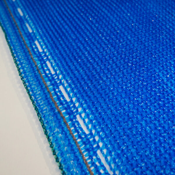 Malla Sombra Privacidad OBAMALLA® 2.1x100m color azul (5.3oz porcentaje de sombra 96%) - Image 4