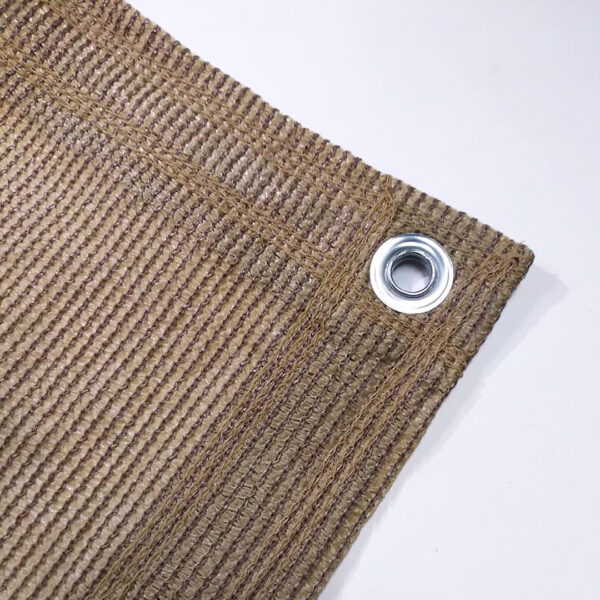 malla sombra con confección de bastilla y ojillos color beige 96%