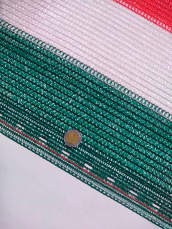 Tela de privacidad tricolor OBAMALLA® de Malla.mx, color bandera, 2.1x100 m, brindando protección y decoración en México.