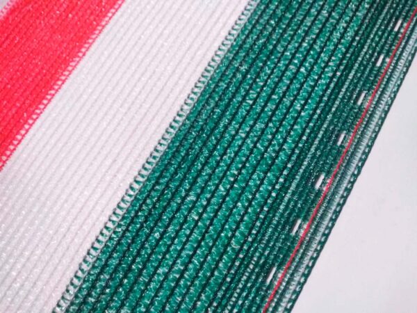 malla extendida color rojo, blanco y verde 88%