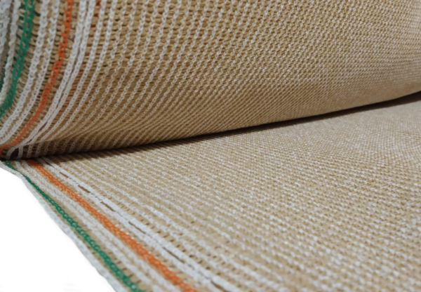 Tela sombra rompevientos OBAMALLA® beige-blanco de 2.1x100 m de Malla.mx, brindando resguardo en campos e invernaderos en México.
