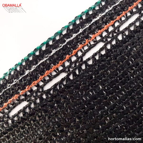 Primer plano de una malla sombra negra OBAMALLA® con un tejido de plástico que forma un patrón de líneas entrecruzadas. La malla tiene bordes reforzados con hilos verdes y una línea central de color naranja, destacando su diseño resistente. El logotipo de OBAMALLA® está visible en la esquina superior izquierda y el sitio web hortomallas.com en la esquina inferior derecha.