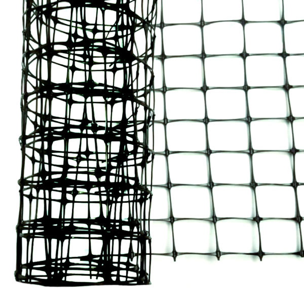 Imagen de una malla gallinera CHICKENMALLA® negra con orificios de 25x25 mm, mostrando un rollo cilíndrico a la izquierda y una sección extendida a la derecha. El tejido de plástico forma un patrón de cuadrados uniformes, destacando su diseño resistente y versátil para uso en gallineros.