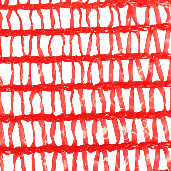 Imagen de una malla sombra fotoselectiva roja, con un tejido uniforme de hilos rojos entrelazados. Diseñada para proteger cultivos al filtrar la luz solar de manera eficiente, promoviendo un crecimiento saludable de las plantas.