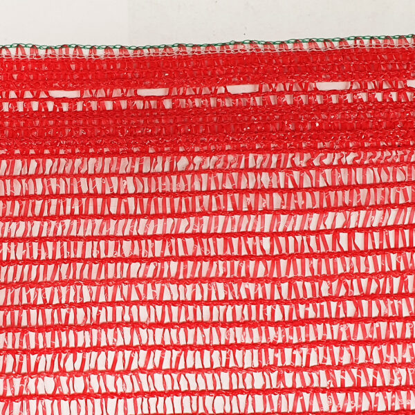 Imagen de una malla sombra fotoselectiva roja de alta calidad, con un tejido de hilos rojos entrelazados y bordes verdes reforzados. Perfecta para proteger cultivos al filtrar la luz solar y promover un crecimiento óptimo de las plantas.